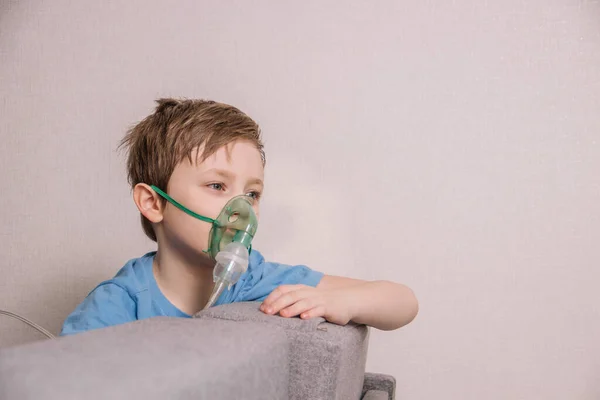 Der Junge Inhaliert Mit Einem Vernebler Husten Lungenentzündung Coronavirus Bronchitis — Stockfoto