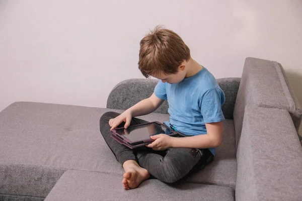 Glücklicher Fröhlicher Junge Der Auf Einem Tablet Spielt Während Isoliert — Stockfoto