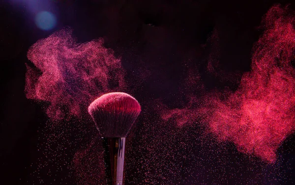 粉末の明るいパレットに化粧品ブラシ 化粧の下でカラフルな爆発 — ストック写真