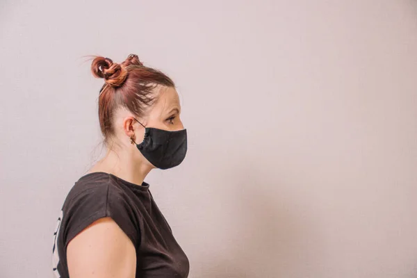 Κορίτσι Προστατευτική Μάσκα Ελαφρύ Φόντο — Φωτογραφία Αρχείου