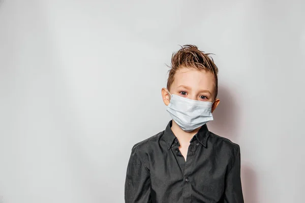 Chico con máscara médica y camisa negra sobre fondo blanco — Foto de Stock