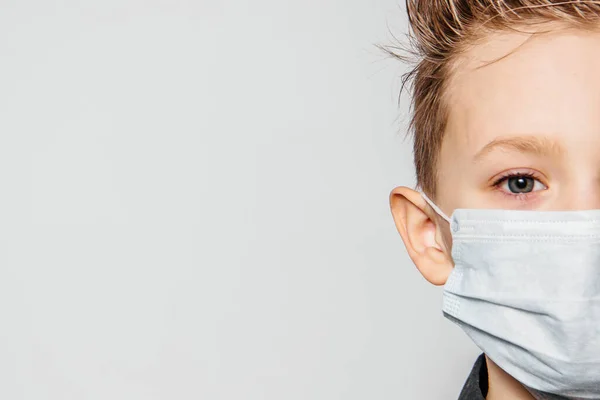 Gesicht in medizinischer Maske auf weißem Hintergrund — Stockfoto