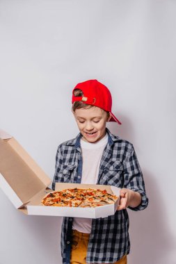 Adam beyaz arka planda büyük bir coşku ve sabırsızlıkla bir kutu pizza açıyor.