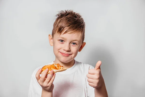 Τύπος Μεγάλη Ευχαρίστηση Τρώει Ένα Κομμάτι Πίτσα Και Δείχνει Σαν — Φωτογραφία Αρχείου