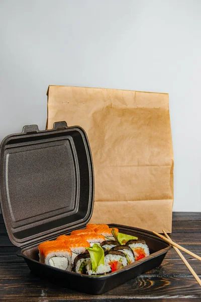 Sushi Entrega Rolos Embalagem Preta Com Diferentes Rolos Saco Artesanato — Fotografia de Stock