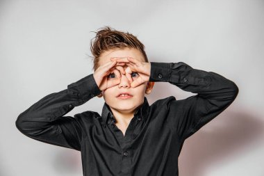 Beyaz bir arka planda farklı duyguları olan yakışıklı bir adamın portresi.