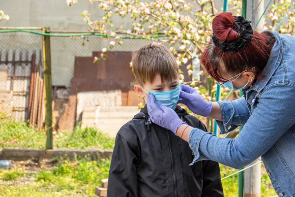 Großmutter Medizinischer Maske Und Handschuhen Setzt Ihrem Enkel Während Einer Stockbild