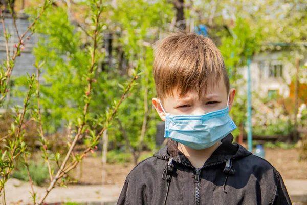 Ein Mann Mit Medizinischer Maske Steht Auf Einem Hintergrund Grüner — Stockfoto