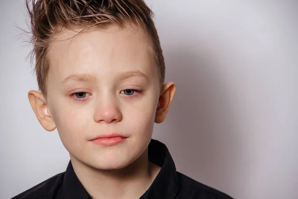 Portret Van Een Knappe Jongen Met Verschillende Emoties Een Witte — Stockfoto