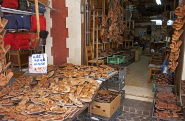 Girit'te ısmarlama sandalet satan Dükkanı.
