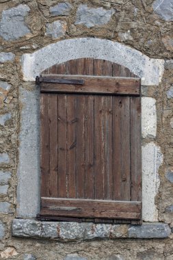 Girit'te taş bir binada ahşap bir pencere, Yunanistan.
