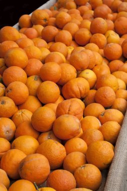 Bir tezgah Crete, Yunanistan için bir açık piyasa içinde portakal ile