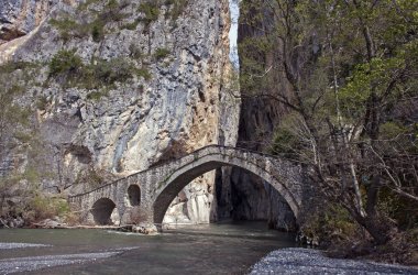 Eski taş köprü geçiş bir nehir Grevena, Yunanistan.