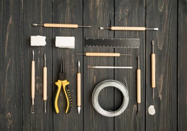 Usta işyeri, polimer kil heykelcilik için hazır. Vintage çalışma tablosu araçları kalıplama ile. Düz yatıyordu, en iyi görünümü