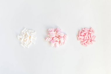 Gruplar beyaz arka plan üzerinde renkli ışık şekerleme. Üstten Görünüm, düz yatıyordu