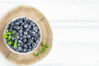 Beyaz haykırmak Beyaz ahşap tablo içinde taze yaban mersini. Düz yatıyordu, en iyi görünümü