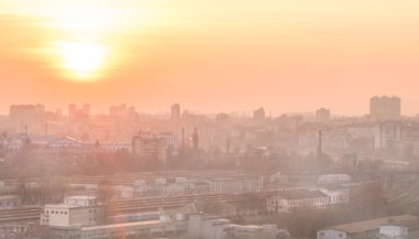 Panoramik sisli bir sanayi kenti. Kiev şehir günbatımı üzerinde duman siste