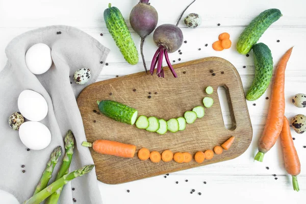 Pokrojone warzywa na sałatkę na drewnianą deską do krojenia, otoczony warzyw. Widok płaski świeckich, top — Zdjęcie stockowe