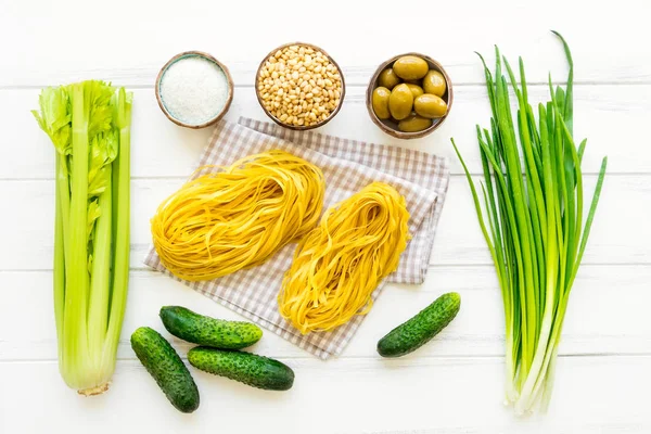 Ingredienti per una sana pasta italiana, sfondo minimalista. Posa piatta, vista dall'alto — Foto Stock