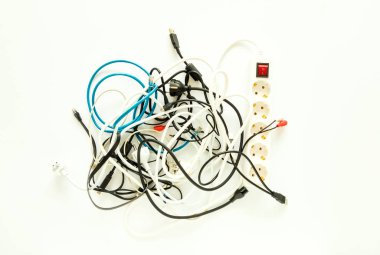 Bilgisayar kablolar, teller, şarj dağınık bir yığın. Ev elektronik kaos kavramı, düz yatıyordu