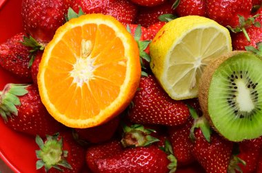 Siyah arka planda olgun meyve seti, sağlıklı gıda konsepti 