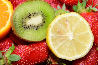 Siyah arka planda olgun meyve seti, sağlıklı gıda konsepti 