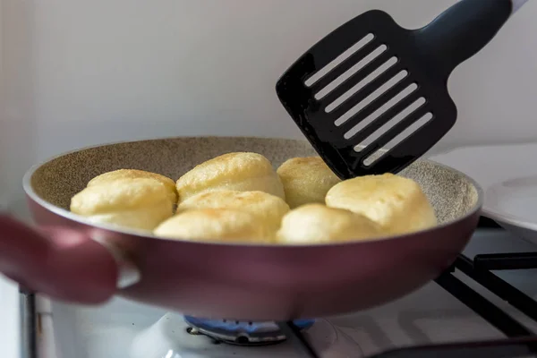 Bir tavada ev yapımı çörek