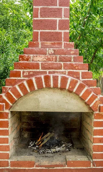 Bir Barbekü ortasında yanan ateşi