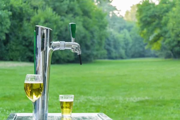 Bira musluk makine açık havada
