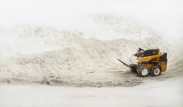 Déneigement bulldozer avec neige — Photo