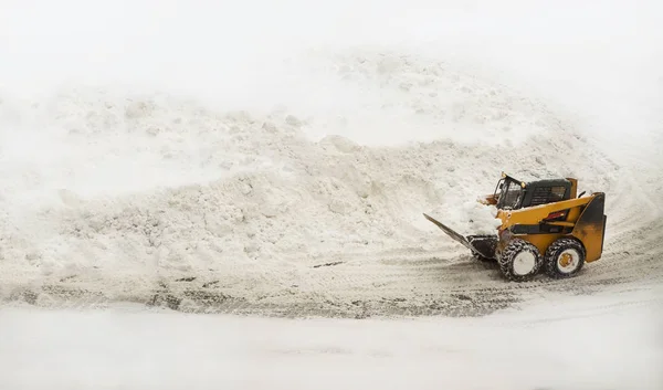 Nieve quitando bulldozer con nieve Imagen de archivo