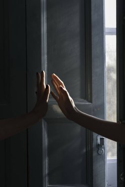 iki eli hemen hemen birbirine dokunmadan giving onları mavi penceresinden giriyor uz