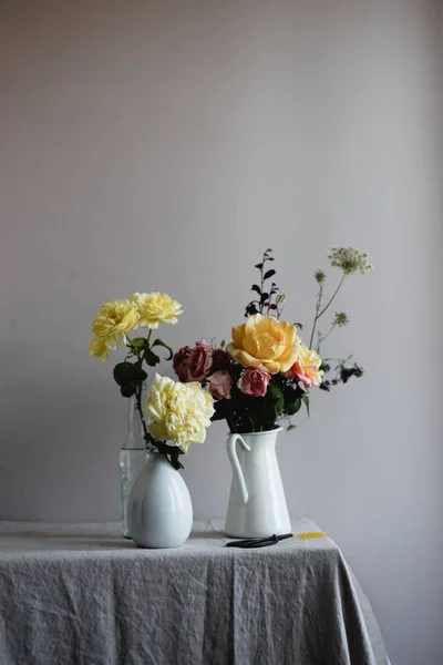 Gelbe Blumensträuße Keramikvasen Auf Dem Tisch — Stockfoto