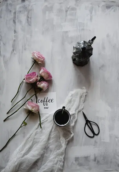 Kopje Koffie Met Moka Pot Roze Bloemen Schaar Stilleven — Stockfoto