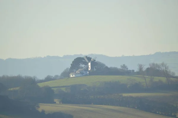 Vista del mulino a vento Hogg Hill da Winchelsea East Sussex, Regno Unito — Foto Stock