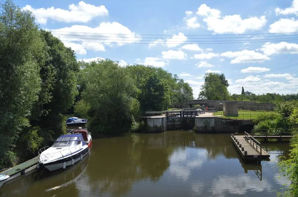 River Medway in der Nähe von yalding kent england — Stockfoto