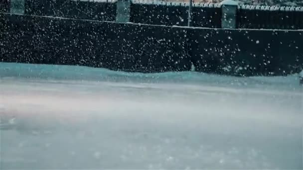Ne zaman buz pateni pisti dökülen su sıçramalarına — Stok video