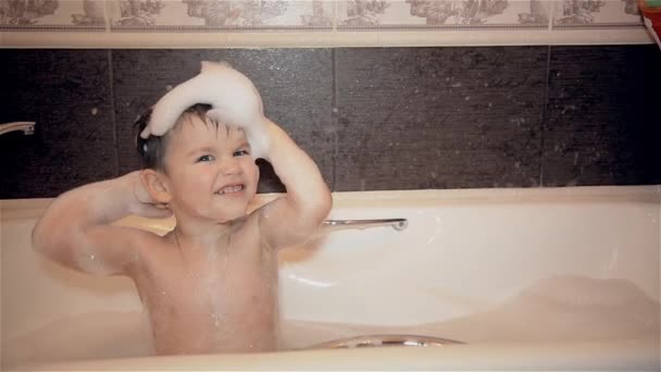 Banyoda köpük ile oynayan çocuk — Stok video
