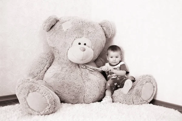 Niño Juega Con Oso Grande — Foto de Stock