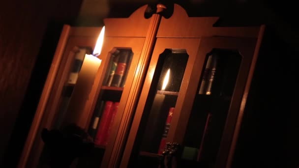 Man night extinguishes the wick of an old candle — Stock Video