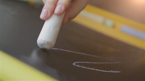 Frau schreibt mit Kreide auf Kreide handgeschriebenen Text — Stockvideo