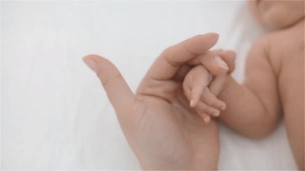 Mamá suavemente masajeando los dedos del bebé — Vídeos de Stock