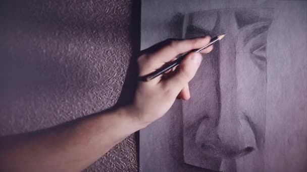 Ένας άνδρας καλλιτέχνης ζωγραφίζει ένα σκίτσο σοβά της μύτης με ένα μολύβι γραφίτη — Αρχείο Βίντεο