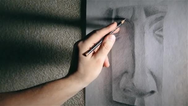 Άνδρας καλλιτέχνης αντλεί μια μύτη με μολύβι γραφίτη — Αρχείο Βίντεο