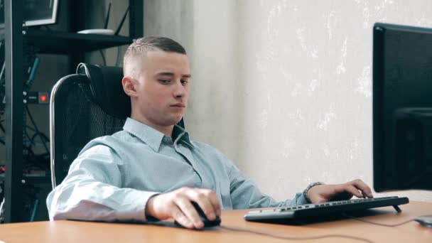 Fare kablosunu bilgisayara bağlanmak genç adam unuttu — Stok video