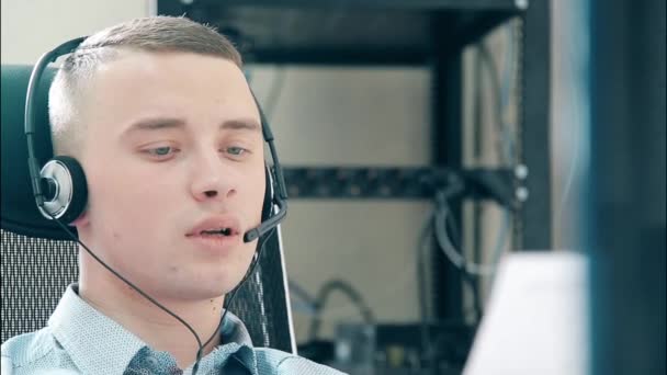 Young call center guy forgot the text of the message — Stock Video