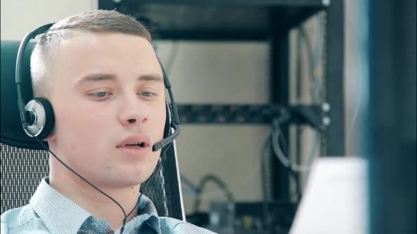 Il ragazzo del call center ha dimenticato il messaggio. — Video Stock