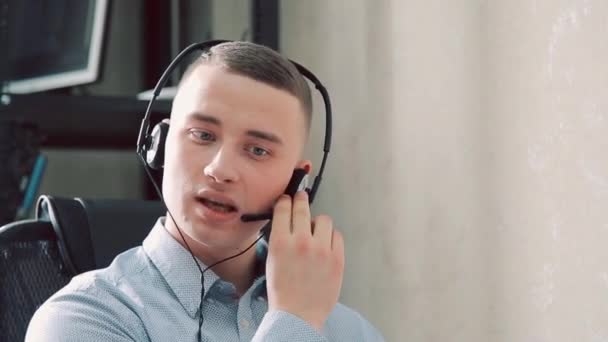 O operador do call center está cansado de falar com pessoas que fazem perguntas estúpidas — Vídeo de Stock