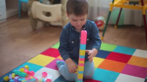 De jongen het gebouw gebouwd, de toren viel, het kind was erg overstuur — Stockvideo