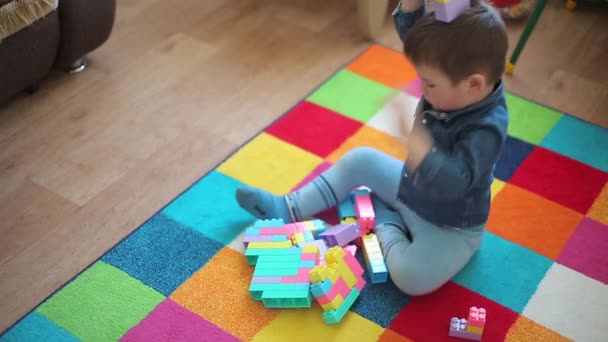 Маленький ребенок балуется игрушкой не хочет играть с ней — стоковое видео
